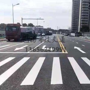 什么原因公路上的道路劃線一般都帶有反光膜？